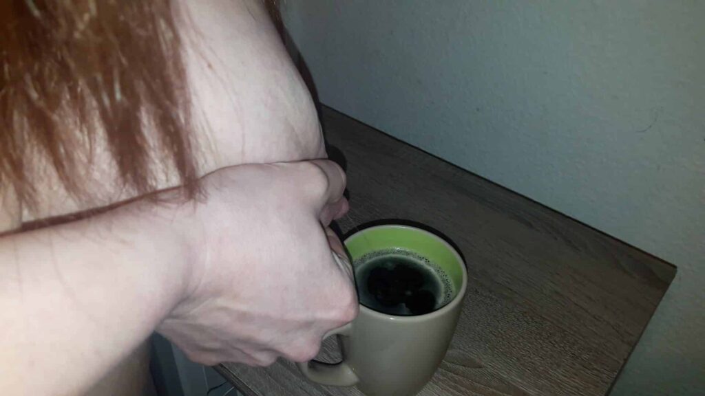 frau liebt es ihren kaffee mit titten milch zu drinken und gibt ein schuss tittenmilch aus ihren brüsten in den schwarzen kaffee